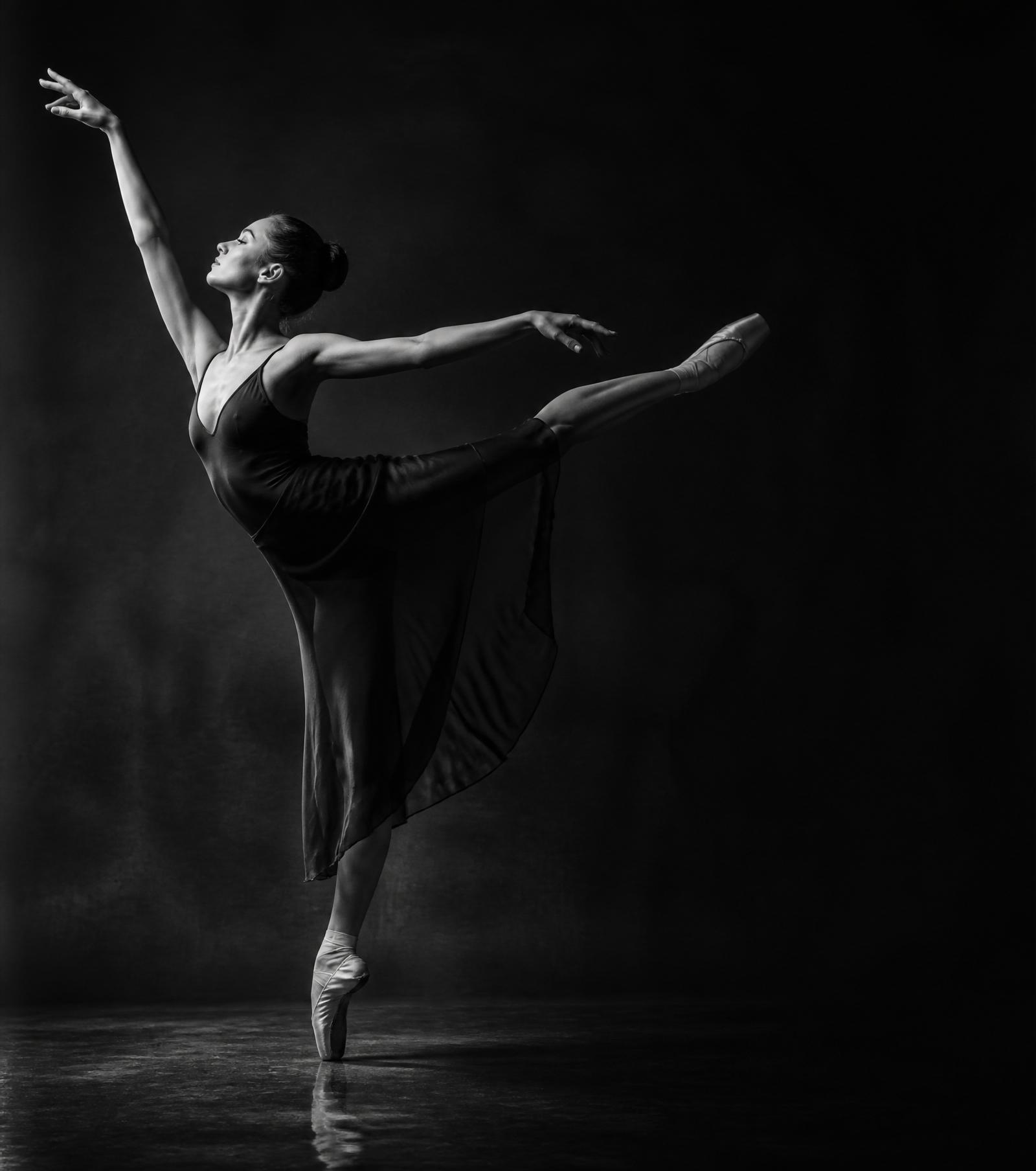 Bailarina em pose clássica